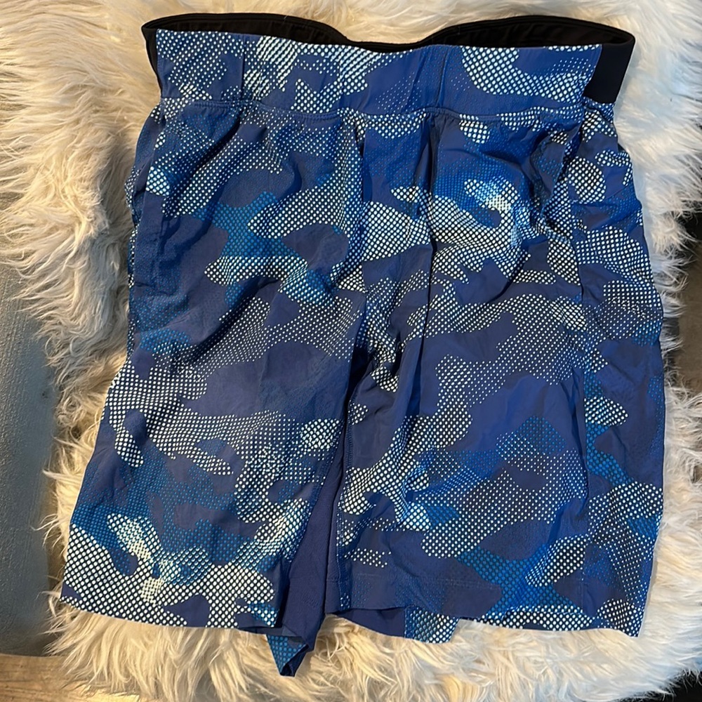 Lululemon Blue Camo Pace Breaker lined short, Sz L, 6in inseam